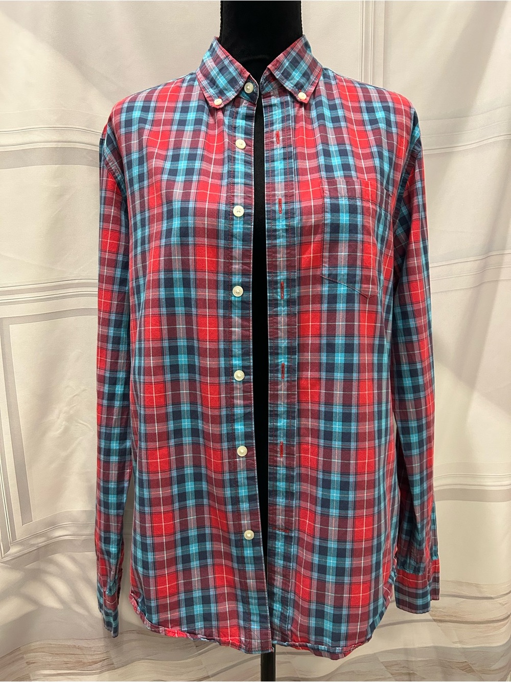 American Eagle Outfitters Men’s Prep Red and Blue Plaid Button-Down Shirt Med